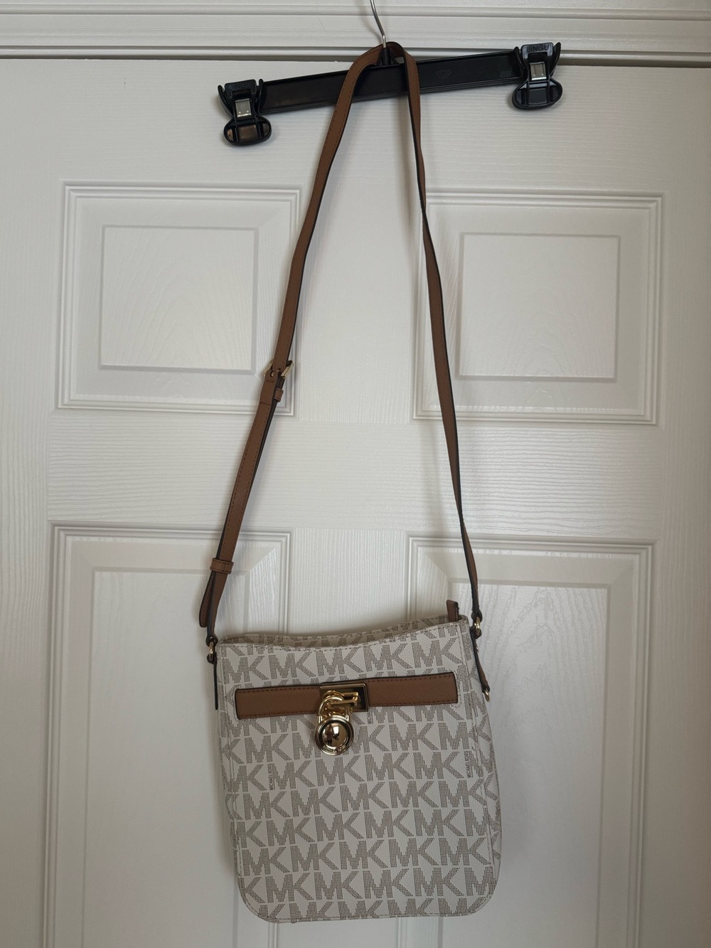 Michael Kors Hamilton Traveler Cross Body Bag